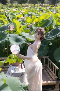 Discover Lu Xuan Xuan's Graceful Beauty in a White Dress Amidst a Serene Lotus Pond - XiuRen No.10630 - image 33