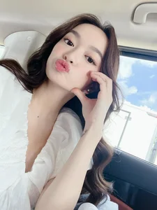 Comparing the Stunning Beauty of Two Iconic Screen Wives and Their Influence on TV Fashion - image 1