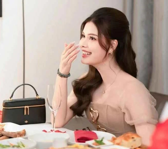 Quang Nam FC Head Coach Proposal: Meet the Beautiful Woman Captivating the Sports World