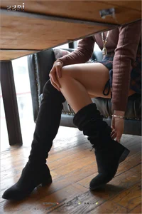 Zhang Xinyue in IESS Sizu Bento 190: King's Temptation Over-the-Knee Boots Collection - image 42