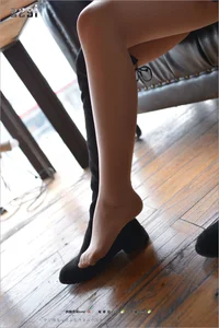 Zhang Xinyue in IESS Sizu Bento 190: King's Temptation Over-the-Knee Boots Collection - image 24