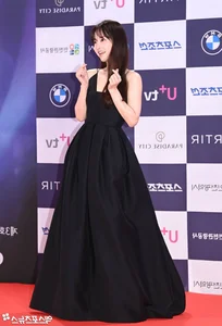 Song Hye Kyo at Blue Dragon Series Awards 2024: Embracing Natural Beauty and Elegance - image 11