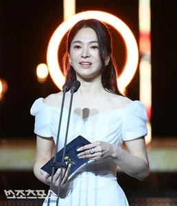 Song Hye Kyo at Blue Dragon Series Awards 2024: Embracing Natural Beauty and Elegance - image 2