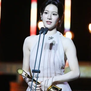 Song Hye Kyo at Blue Dragon Series Awards 2024: Embracing Natural Beauty and Elegance - image 7