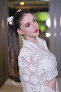 Jessie Vard Stuns in Ethereal White Dress: The Return of the Goddess of the Stream - image 4