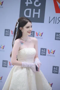 Jessie Vard Stuns in Ethereal White Dress: The Return of the Goddess of the Stream - image 5