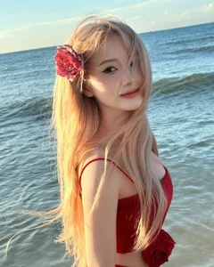 Tiktoker Dieu Linh Captivates with Goddess-Like Beachside Beauty and Style - image 6