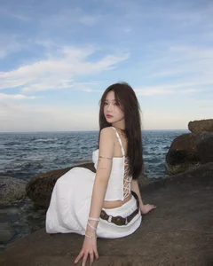 Tiktoker Dieu Linh Captivates with Goddess-Like Beachside Beauty and Style - image 8