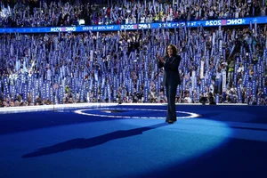 Visual Storytelling: Kamala Harris and the Energy of the Democratic National Convention - image 3