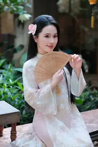 Graceful Ao Dai Beauty: Captivating Vietnamese Traditional Elegance - image 1