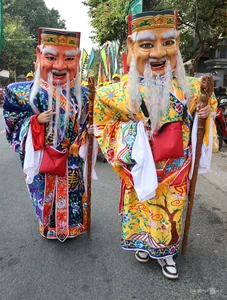 Cultural Spectacle: God of Wealth and Bao Cong Parades in Saigon - image 7