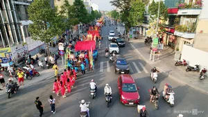 Cultural Spectacle: God of Wealth and Bao Cong Parades in Saigon - image 1