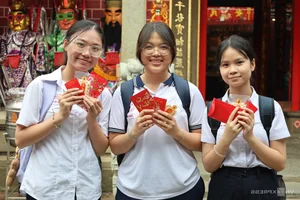 Cultural Spectacle: God of Wealth and Bao Cong Parades in Saigon - image 0