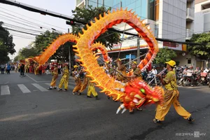 Cultural Spectacle: God of Wealth and Bao Cong Parades in Saigon - image 8