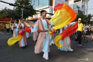 Cultural Spectacle: God of Wealth and Bao Cong Parades in Saigon - image 4