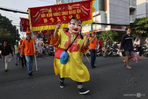 Cultural Spectacle: God of Wealth and Bao Cong Parades in Saigon - image 10