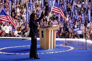 Kamala Harris Campaign Fashion: A Gallery of Power Suits and Political Style Statements - image 8