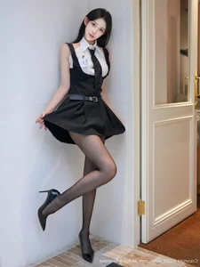 Stunning Portrait Photography of Li Shuang Er: XiuRen No.11052 Collection Featuring Elegant Fashion and Aesthetic Studio Poses for Travel and Lifestyle Inspiration - image 25