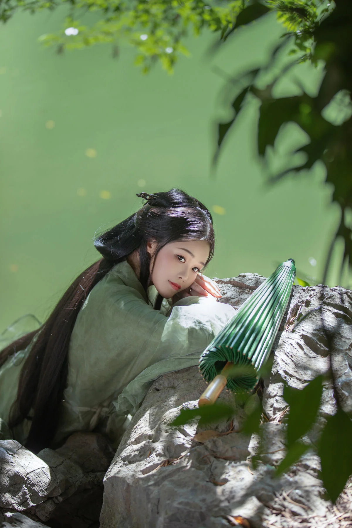 YiTuYu Vol.8832: Yi Ming's Poetic Grace by the Pond, Ancient Beauty in Nature