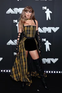 Lisa Shines at VMAs 2024: A Look at the BLACKPINK Star’s Iconic Red Carpet Moments and Global Star Power - image 9