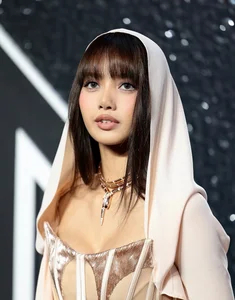 Lisa Shines at VMAs 2024: A Look at the BLACKPINK Star’s Iconic Red Carpet Moments and Global Star Power - image 3