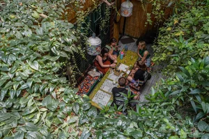 Sustainability Meets Royalty: The Recycled Decor Cafe Visited by the King of Belgium - image 3