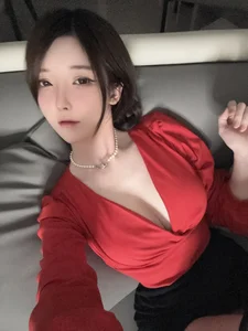Timeless Sophistication: Coser Yi Xiao Yang Ze - image 6