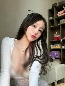 Korean Beauty Trends: The 'Bagel Girl' Aesthetic and Global Fashion Influence - image 4