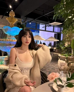 Korean Beauty Trends: The 'Bagel Girl' Aesthetic and Global Fashion Influence - image 6