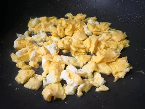 The Nutritious White Vegetable That Costs Pennies: A Delicious and Healthy Egg Stir-Fry Recipe - image 4