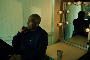 Denzel Washington’s Iconic Esquire Photoshoot: A Masterclass in Style and Presence - image 4