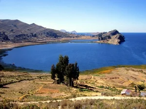 Exploring Lake Titicaca: The World's Highest Navigable Lake and Its Ancient Secrets - image 3