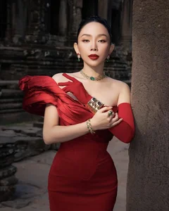 Miss Vietnam Do Thi Ha Catches Wedding Bouquet as Toc Tien Stuns in Bold Red Dress - image 0