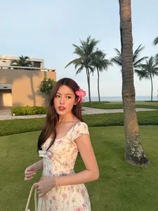 Tang My Han Stuns in Mini Dress Showcasing Elegant Long Legs - image 1