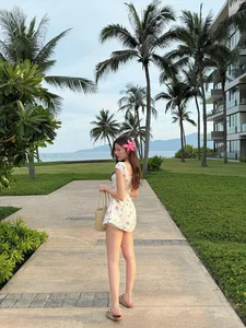 Tang My Han Stuns in Mini Dress Showcasing Elegant Long Legs - image 2