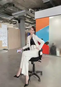 Huyen Lizzie Wows with Stunning Office Style: The Secret to Elegant Dressing Every Woman Should Learn! - image 1