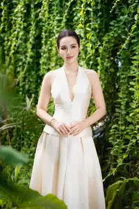 Huyen Lizzie Wows with Stunning Office Style: The Secret to Elegant Dressing Every Woman Should Learn! - image 0