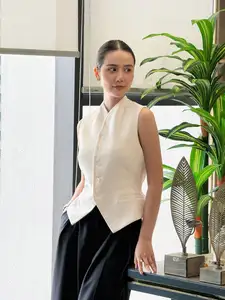 Huyen Lizzie Wows with Stunning Office Style: The Secret to Elegant Dressing Every Woman Should Learn! - image 3