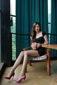 Urban Chic: IESS Xia Xia Featuring Grey Silk Hosiery Style - image 7
