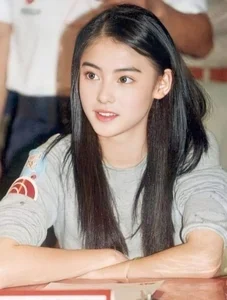 Style Icon Cecilia Cheung Shines in Exquisite Gold Dress by Vietnamese Designer - image 7