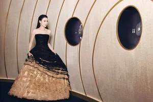 Style Icon Cecilia Cheung Shines in Exquisite Gold Dress by Vietnamese Designer - image 4
