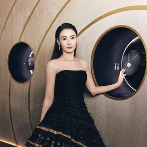 Style Icon Cecilia Cheung Shines in Exquisite Gold Dress by Vietnamese Designer - image 3