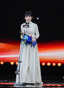 Li Ziqi Captivates with Traditional Mother-of-Pearl Inlay Dress on the Red Carpet - image 7
