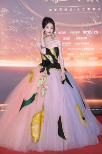 Li Ziqi Captivates with Traditional Mother-of-Pearl Inlay Dress on the Red Carpet - image 12
