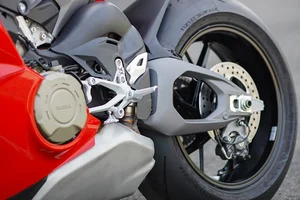 Ducati Panigale V4 2025 Arrives in Vietnam: The Ultimate Fusion of Speed and Italian Artistry - image 3