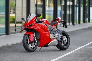 Ducati Panigale V4 2025 Arrives in Vietnam: The Ultimate Fusion of Speed and Italian Artistry - image 2