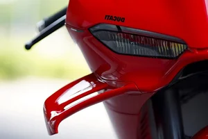 Ducati Panigale V4 2025 Arrives in Vietnam: The Ultimate Fusion of Speed and Italian Artistry - image 1