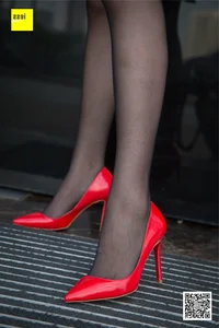 IESS Silk Temptation: Zi Zi and the Wind-Blown Skirt - image 1