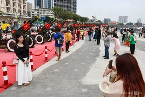 Spectacular Cannon Fire at Bach Dang Wharf Delights Tourists - image 0