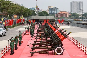 Spectacular Cannon Fire at Bach Dang Wharf Delights Tourists - image 5